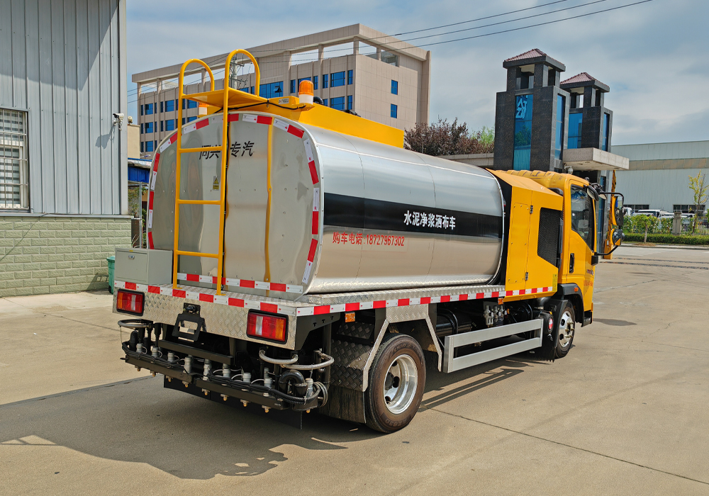 5噸重汽豪沃藍(lán)牌智能瀝青灑布車