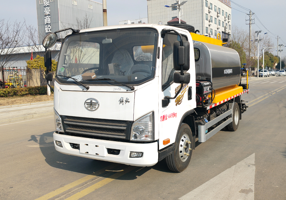 5噸解放招財(cái)虎藍(lán)牌智能瀝青灑布車