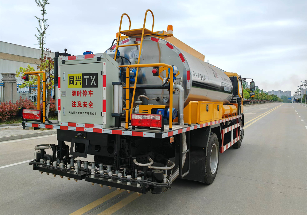 7噸東風多利卡智能瀝青灑布車